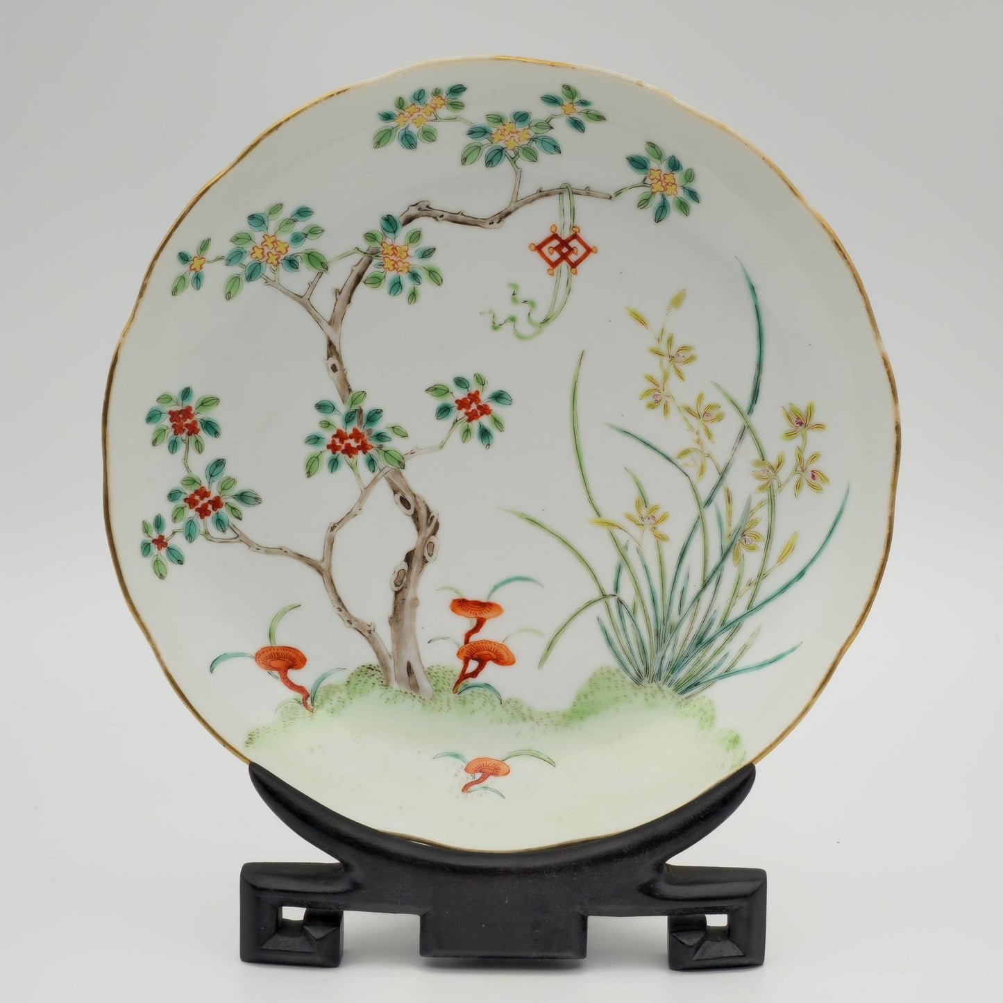 CHINESE FAMILLE ROSE PORCELAIN PLATE WITH RED 'PEACH AND BAT' MARK | DAOGUANG PERIOD, 19TH CENTURY