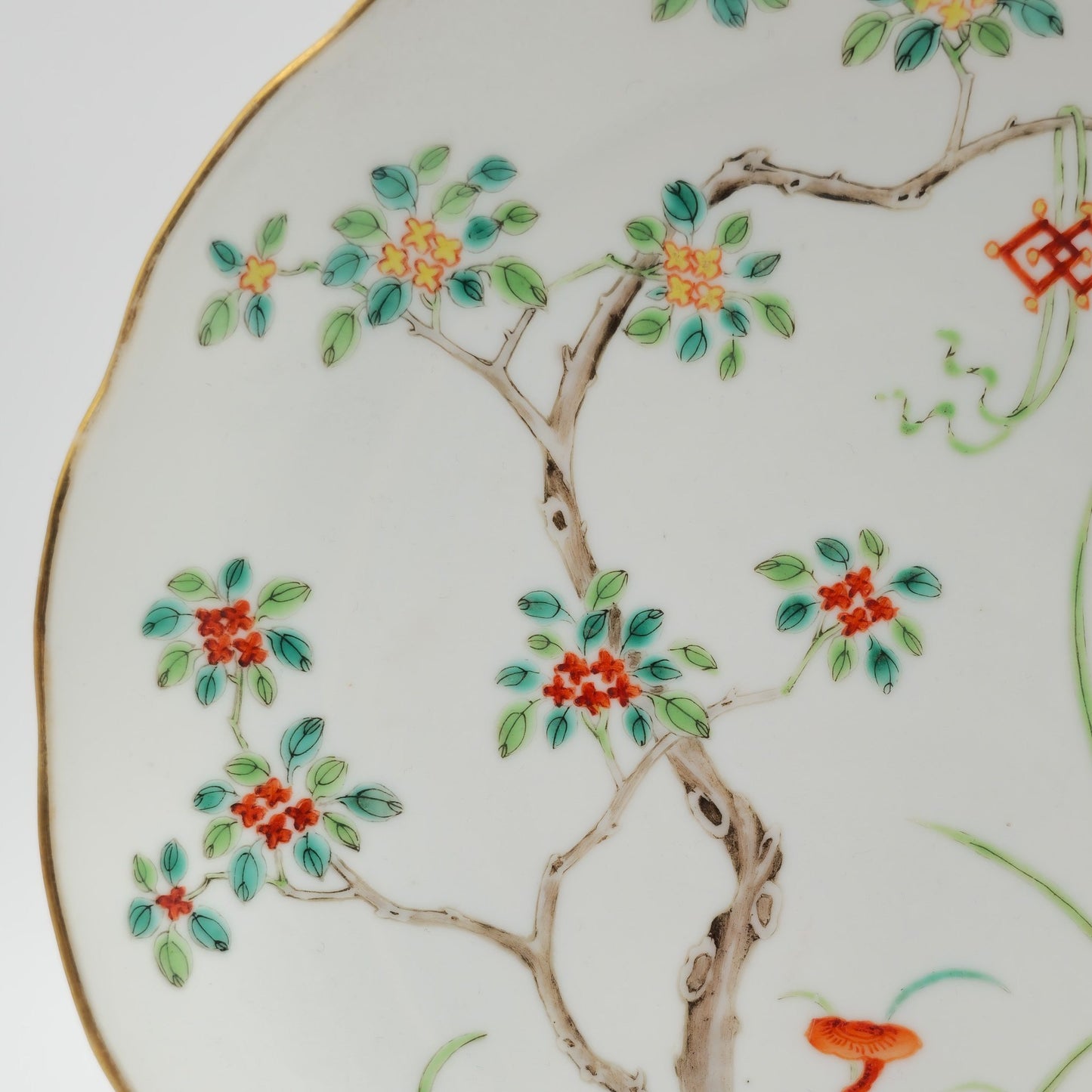 CHINESE FAMILLE ROSE PORCELAIN PLATE WITH RED 'PEACH AND BAT' MARK | DAOGUANG PERIOD, 19TH CENTURY