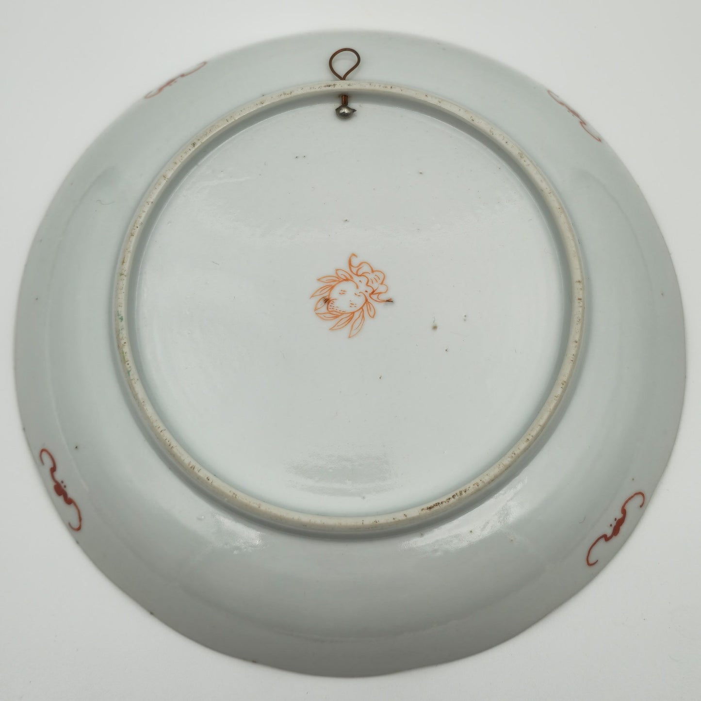 CHINESE FAMILLE ROSE PORCELAIN PLATE WITH RED 'PEACH AND BAT' MARK | DAOGUANG PERIOD, 19TH CENTURY