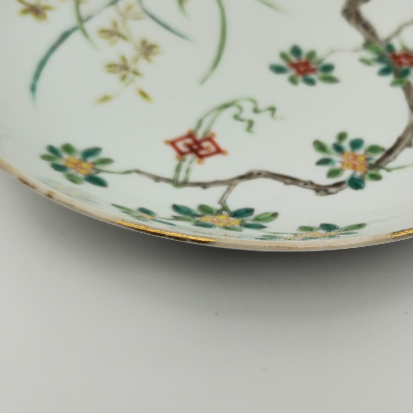 CHINESE FAMILLE ROSE PORCELAIN PLATE WITH RED 'PEACH AND BAT' MARK | DAOGUANG PERIOD, 19TH CENTURY