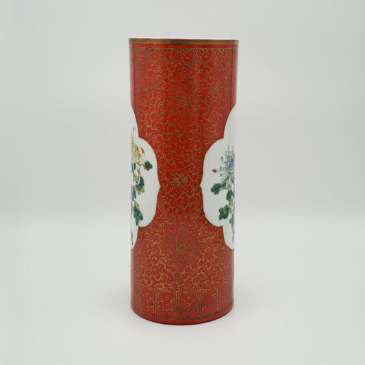 A CHINESE FAMILLE ROSE CORAL RED GROUND HAT STAND | 20TH CENTURY