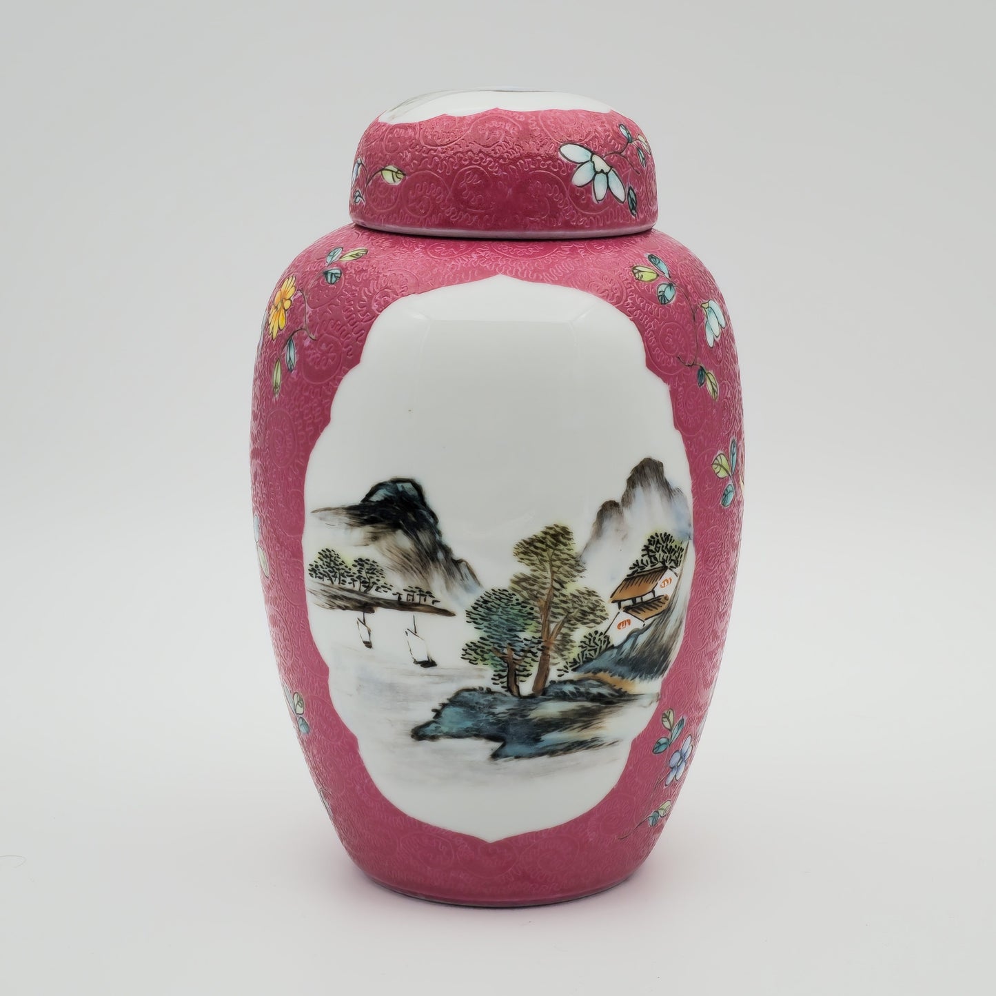 AN EXCEPTIONAL CHINESE FAMILLE ROSE LANDSCAPE INCISED RUBY GROUND LIDDED JAR | LATE REPUBLIC PERIOD, MID 20TH CENTURY