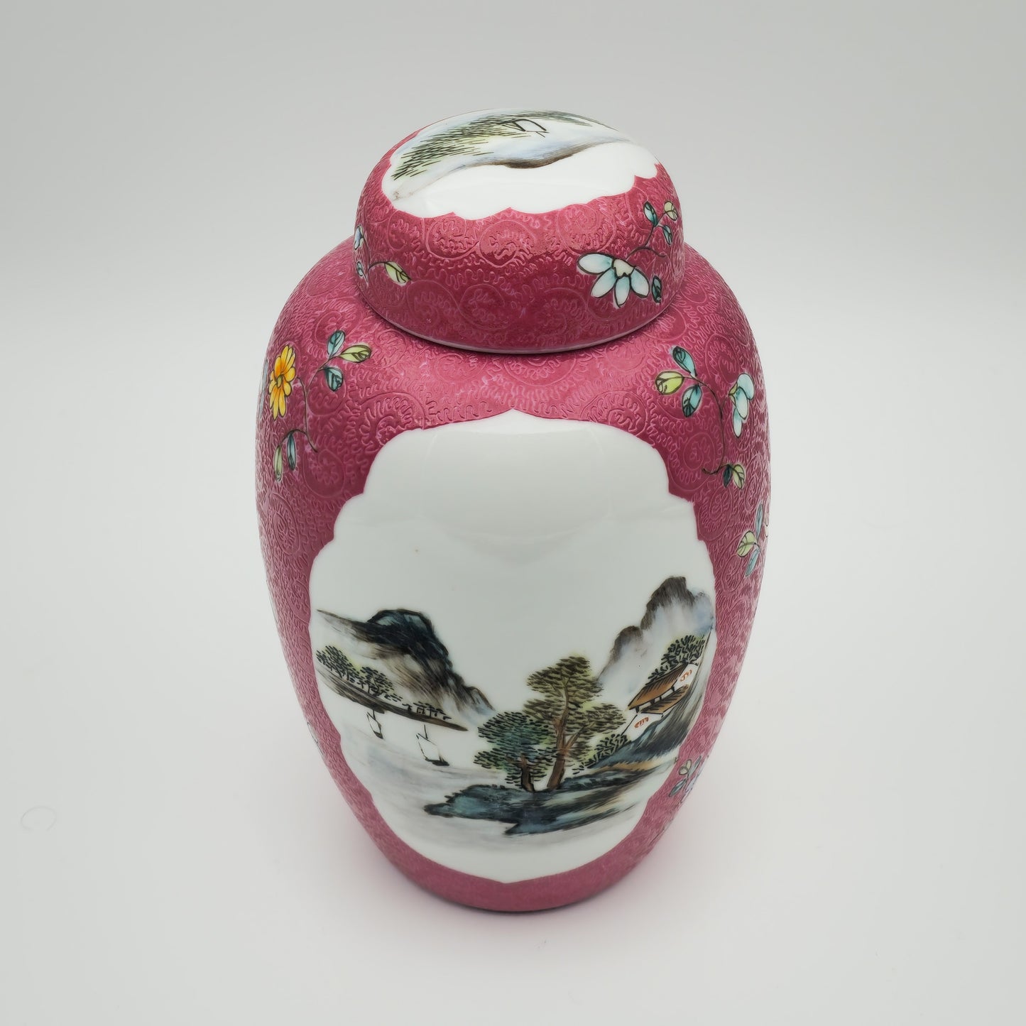 AN EXCEPTIONAL CHINESE FAMILLE ROSE LANDSCAPE INCISED RUBY GROUND LIDDED JAR | LATE REPUBLIC PERIOD, MID 20TH CENTURY