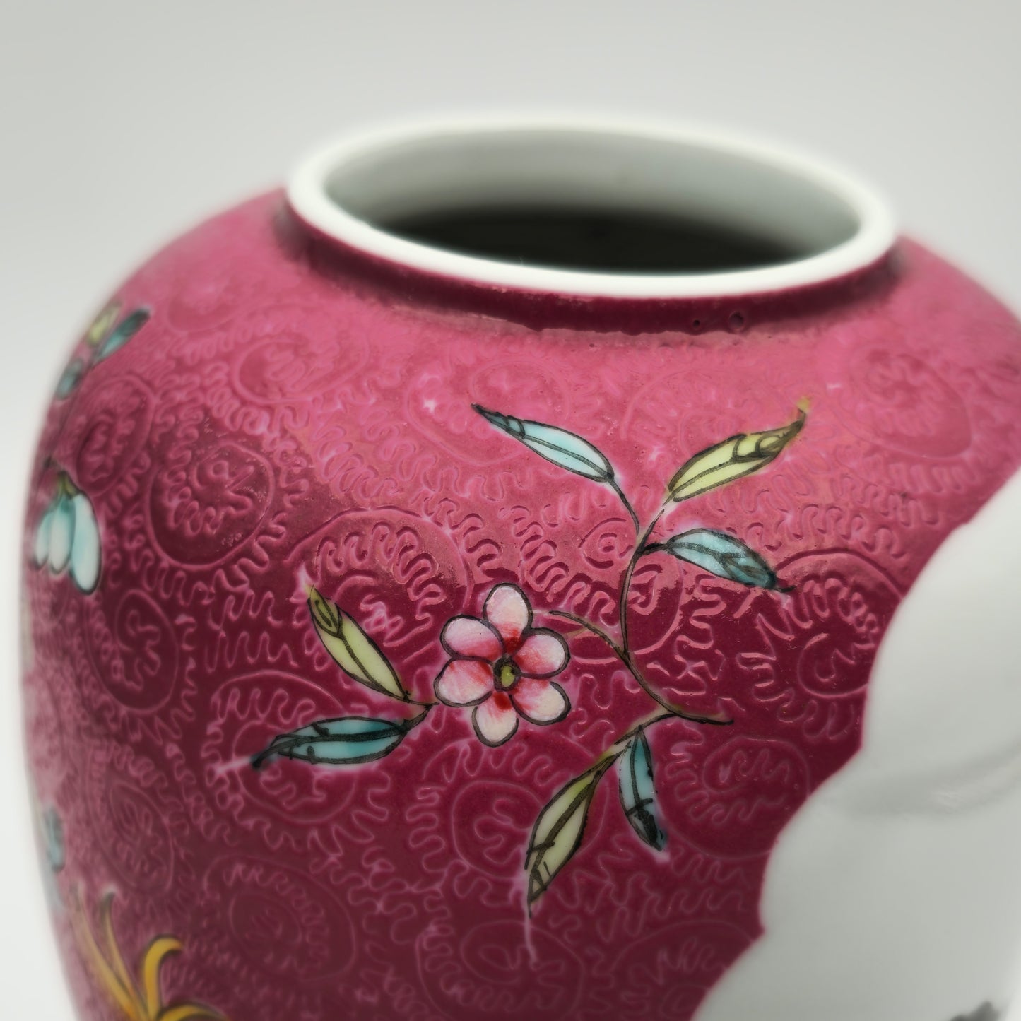 AN EXCEPTIONAL CHINESE FAMILLE ROSE LANDSCAPE INCISED RUBY GROUND LIDDED JAR | LATE REPUBLIC PERIOD, MID 20TH CENTURY