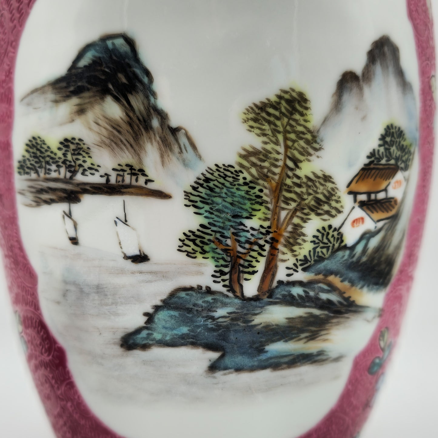 AN EXCEPTIONAL CHINESE FAMILLE ROSE LANDSCAPE INCISED RUBY GROUND LIDDED JAR | LATE REPUBLIC PERIOD, MID 20TH CENTURY