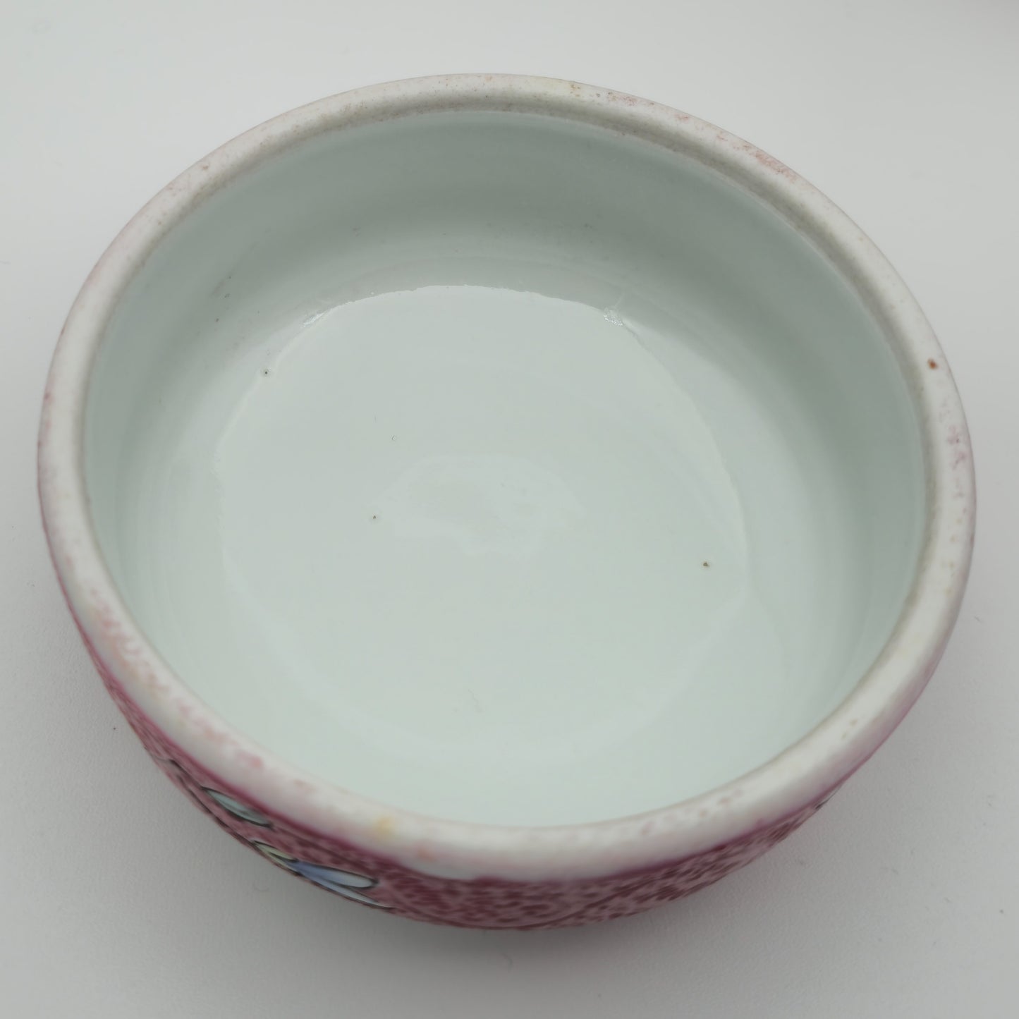 AN EXCEPTIONAL CHINESE FAMILLE ROSE LANDSCAPE INCISED RUBY GROUND LIDDED JAR | LATE REPUBLIC PERIOD, MID 20TH CENTURY