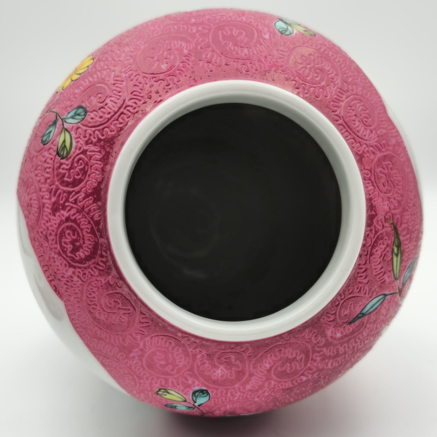 AN EXCEPTIONAL CHINESE FAMILLE ROSE LANDSCAPE INCISED RUBY GROUND LIDDED JAR | LATE REPUBLIC PERIOD, MID 20TH CENTURY