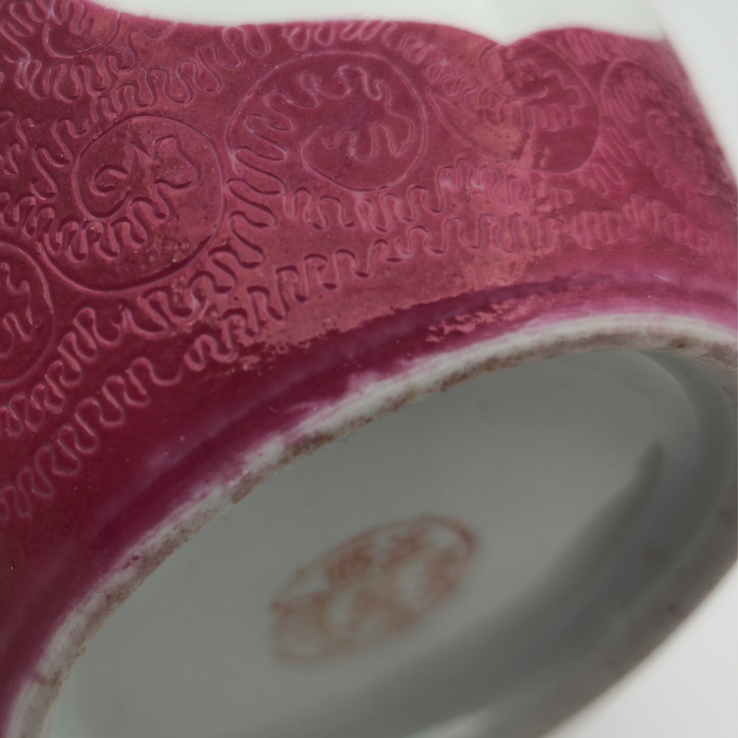 AN EXCEPTIONAL CHINESE FAMILLE ROSE LANDSCAPE INCISED RUBY GROUND LIDDED JAR | LATE REPUBLIC PERIOD, MID 20TH CENTURY