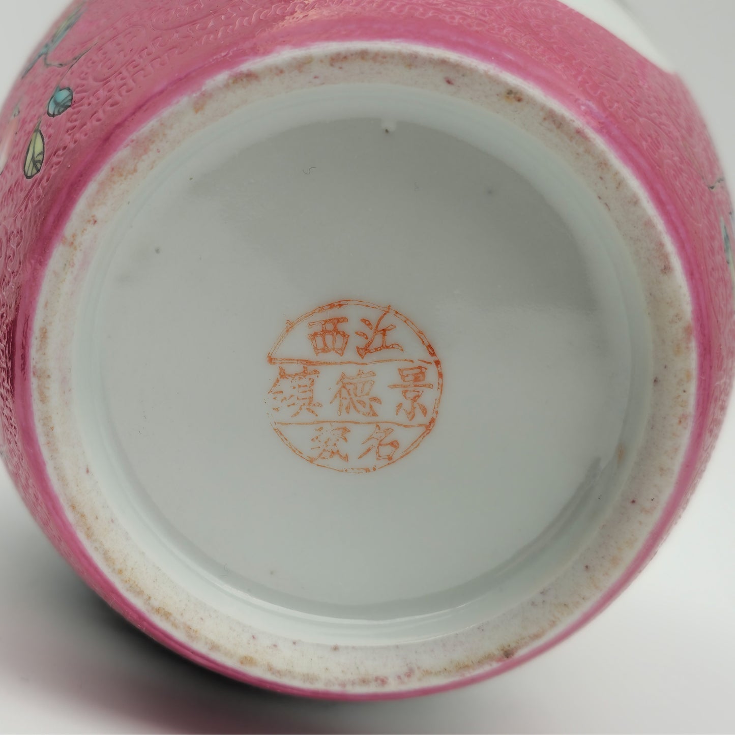 AN EXCEPTIONAL CHINESE FAMILLE ROSE LANDSCAPE INCISED RUBY GROUND LIDDED JAR | LATE REPUBLIC PERIOD, MID 20TH CENTURY
