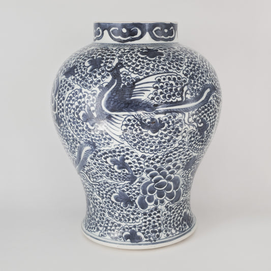 A CHINESE BLUE AND WHITE PORCELAIN 'PHOENIX' BALUSTER JAR | KANGXI PERIOD, EARLY 18TH CENTURY