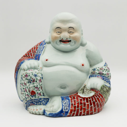 A CHINESE FAMILLE ROSE LAUGHING BUDDHA PORCELAIN FIGURE BY MAO JI SHENG | EARLY 20TH CENTURY