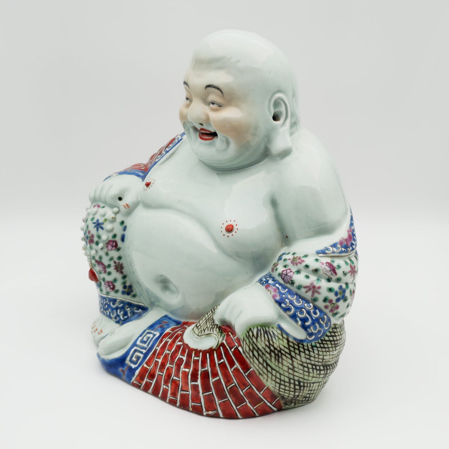 A CHINESE FAMILLE ROSE LAUGHING BUDDHA PORCELAIN FIGURE BY MAO JI SHENG | EARLY 20TH CENTURY