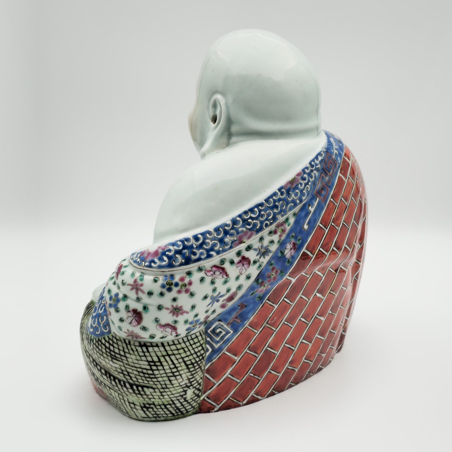 A CHINESE FAMILLE ROSE LAUGHING BUDDHA PORCELAIN FIGURE BY MAO JI SHENG | EARLY 20TH CENTURY