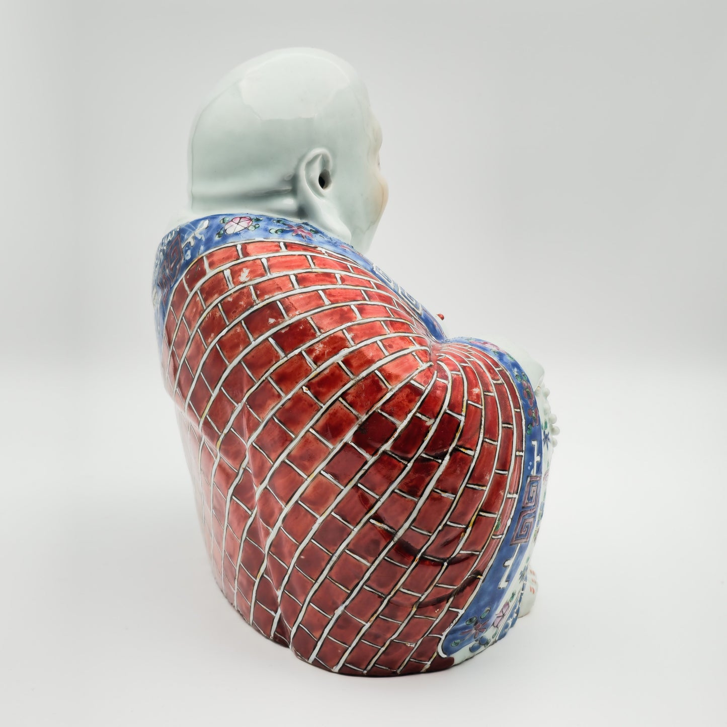 A CHINESE FAMILLE ROSE LAUGHING BUDDHA PORCELAIN FIGURE BY MAO JI SHENG | EARLY 20TH CENTURY