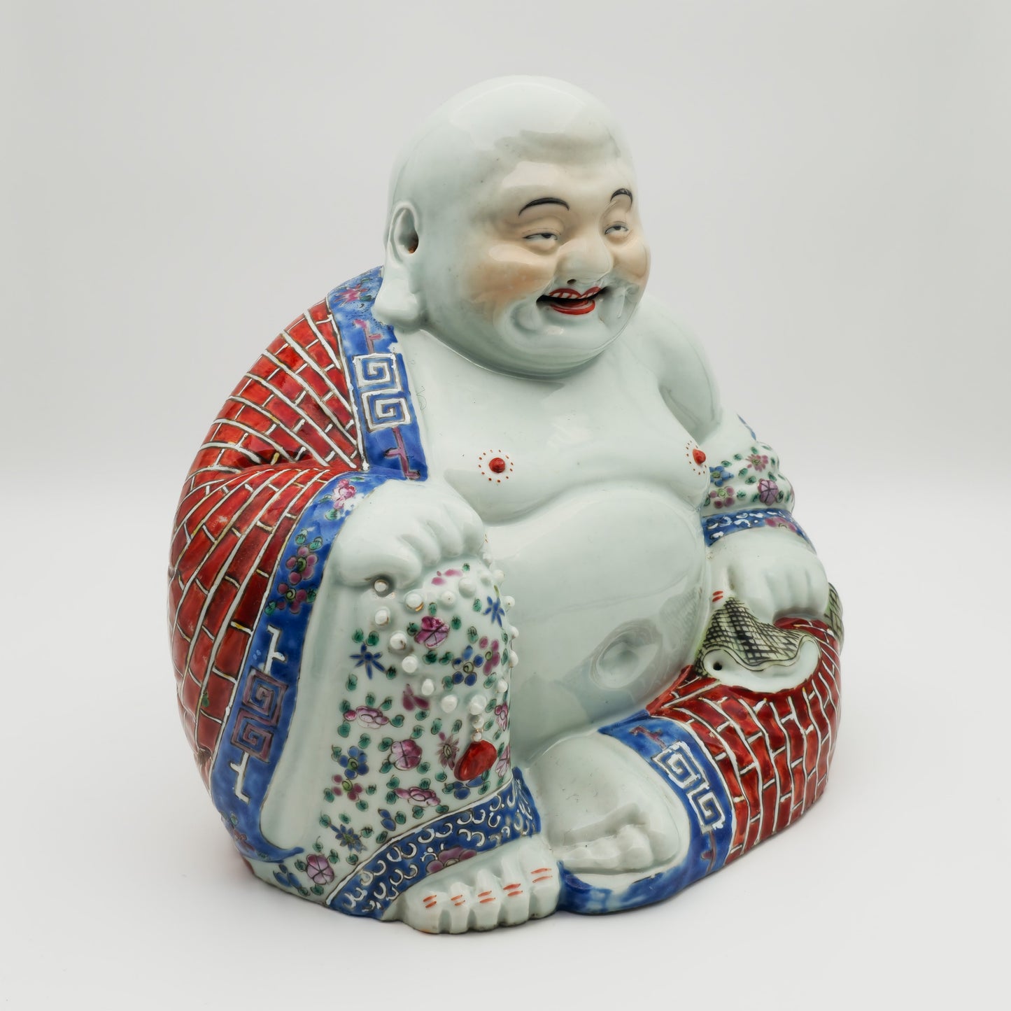 A CHINESE FAMILLE ROSE LAUGHING BUDDHA PORCELAIN FIGURE BY MAO JI SHENG | EARLY 20TH CENTURY