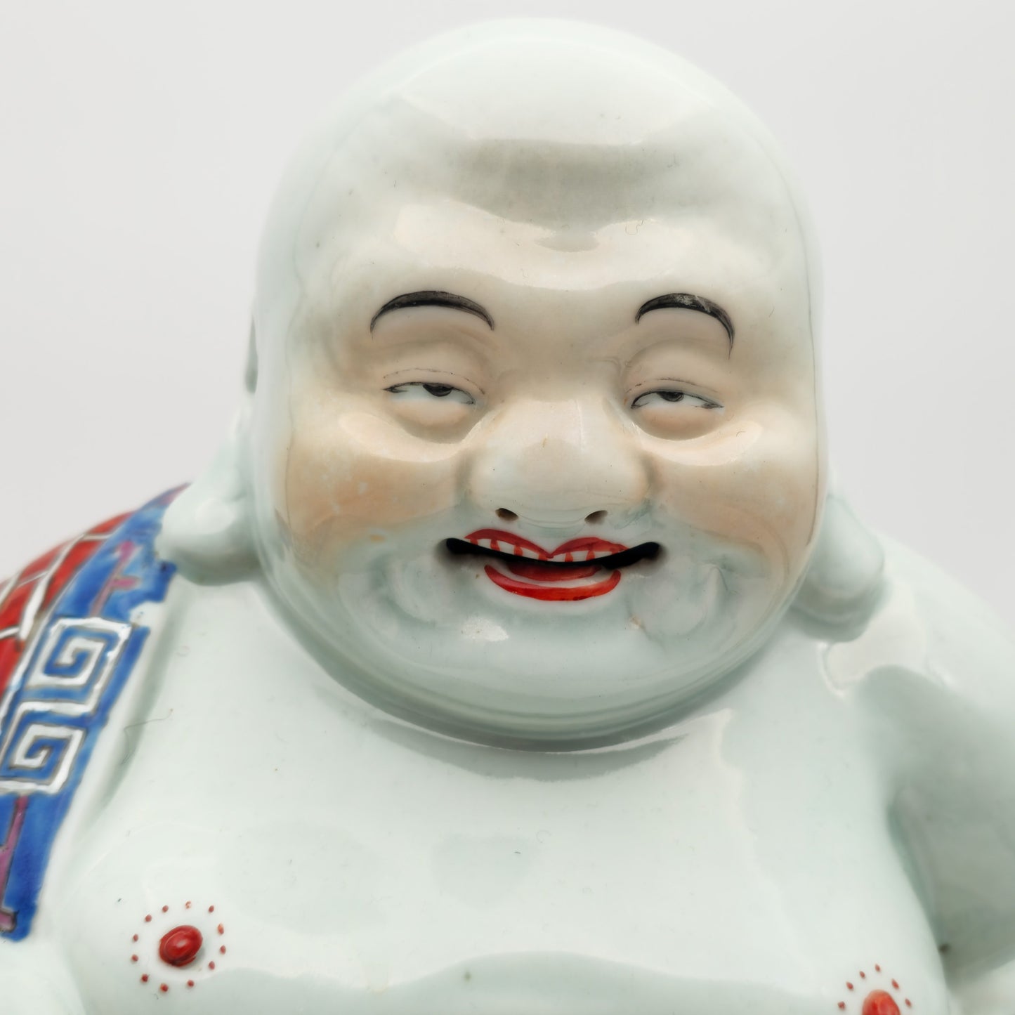 A CHINESE FAMILLE ROSE LAUGHING BUDDHA PORCELAIN FIGURE BY MAO JI SHENG | EARLY 20TH CENTURY