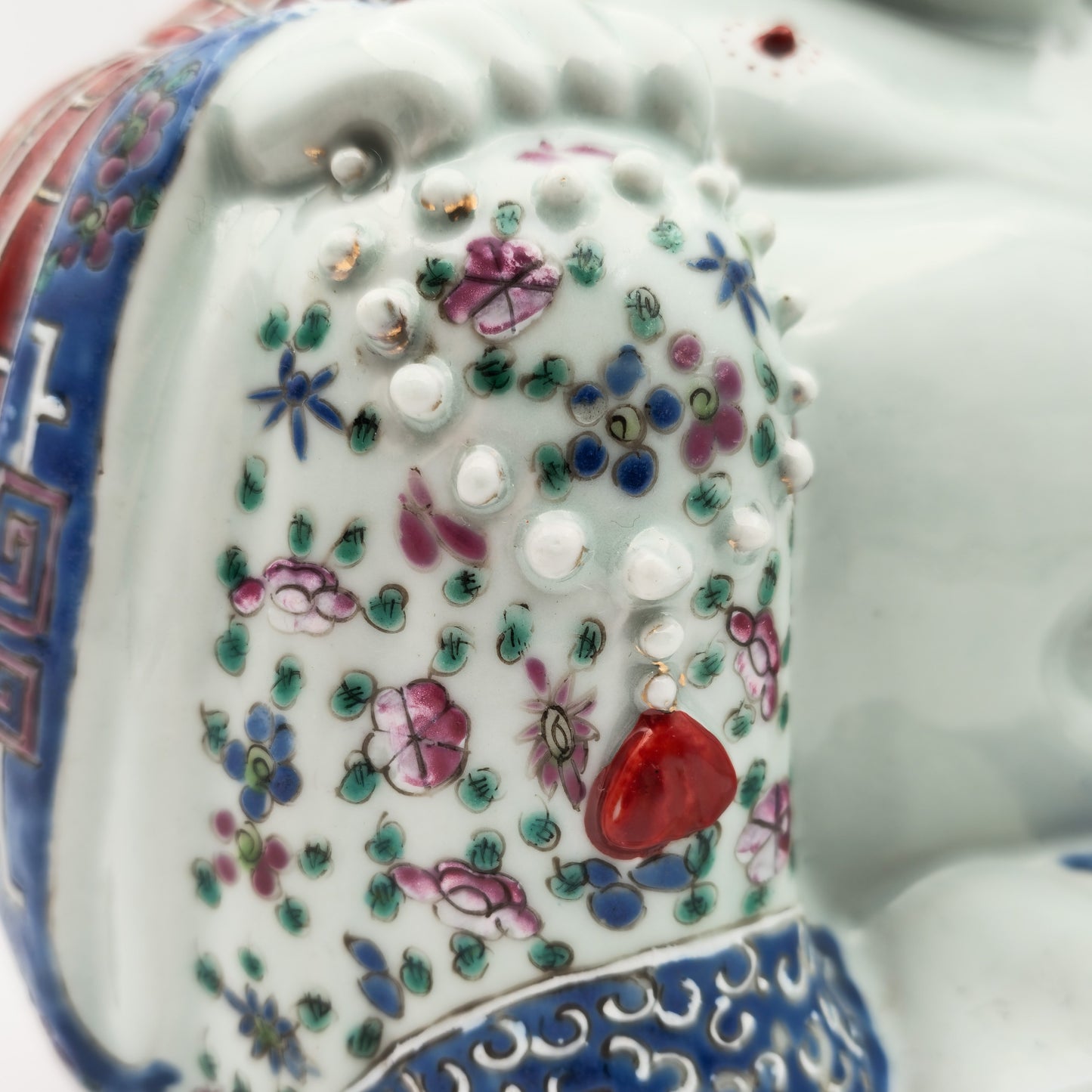 A CHINESE FAMILLE ROSE LAUGHING BUDDHA PORCELAIN FIGURE BY MAO JI SHENG | EARLY 20TH CENTURY
