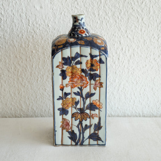 A JAPANESE IMARI PORCELAIN TOKKURI SAKE BOTTLE | EDO PERIOD, LATE 17TH CENTURY / EARLY 18TH CENTURY