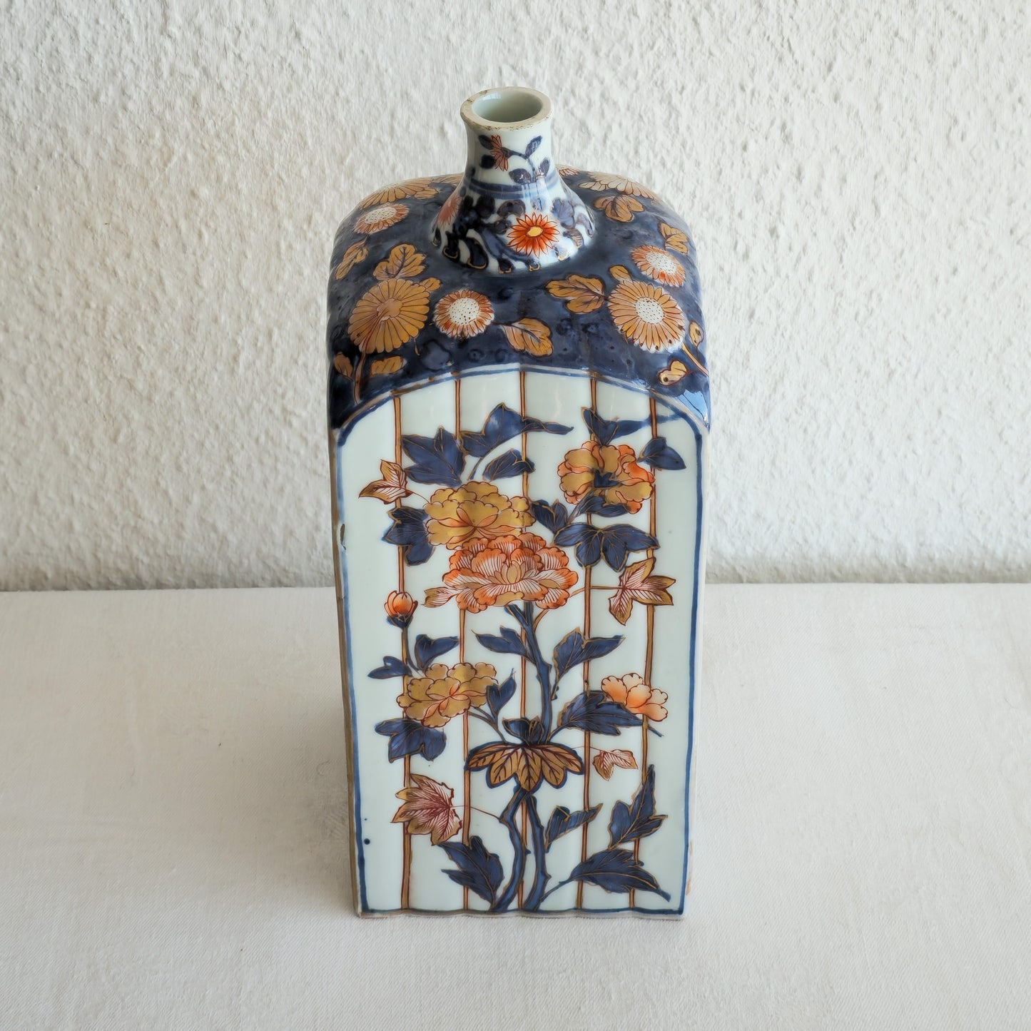 A JAPANESE IMARI PORCELAIN TOKKURI SAKE BOTTLE | EDO PERIOD, LATE 17TH CENTURY / EARLY 18TH CENTURY