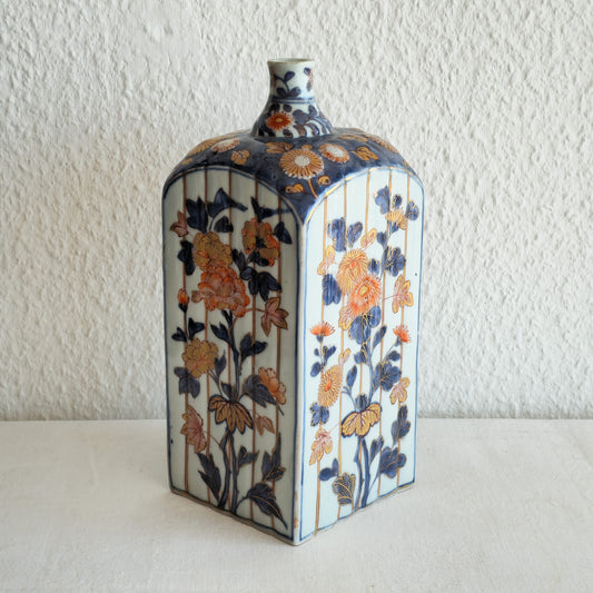 A JAPANESE IMARI PORCELAIN TOKKURI SAKE BOTTLE | EDO PERIOD, LATE 17TH CENTURY / EARLY 18TH CENTURY