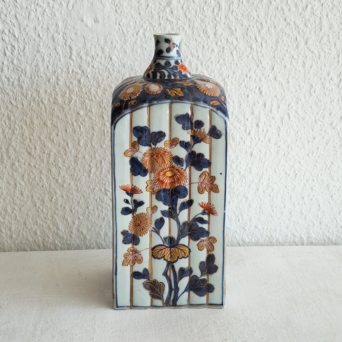 A JAPANESE IMARI PORCELAIN TOKKURI SAKE BOTTLE | EDO PERIOD, LATE 17TH CENTURY / EARLY 18TH CENTURY