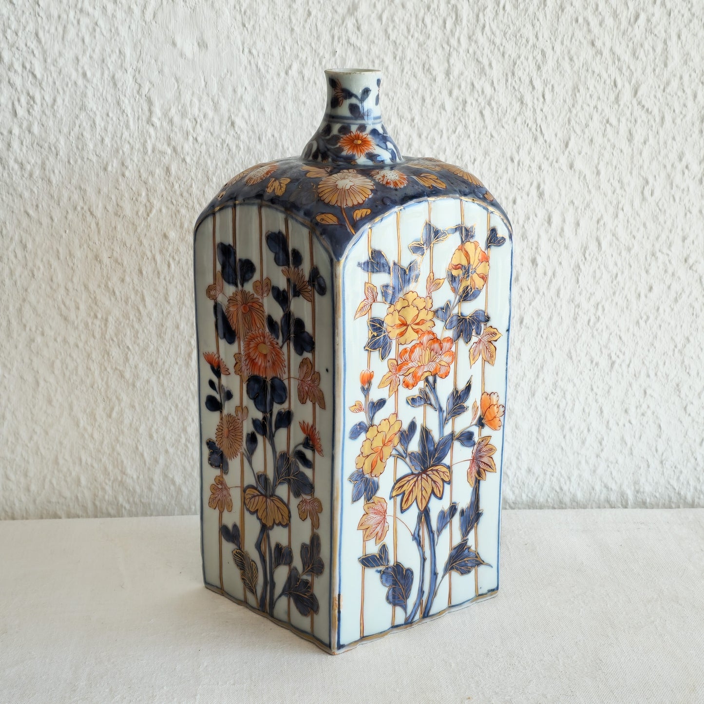 A JAPANESE IMARI PORCELAIN TOKKURI SAKE BOTTLE | EDO PERIOD, LATE 17TH CENTURY / EARLY 18TH CENTURY