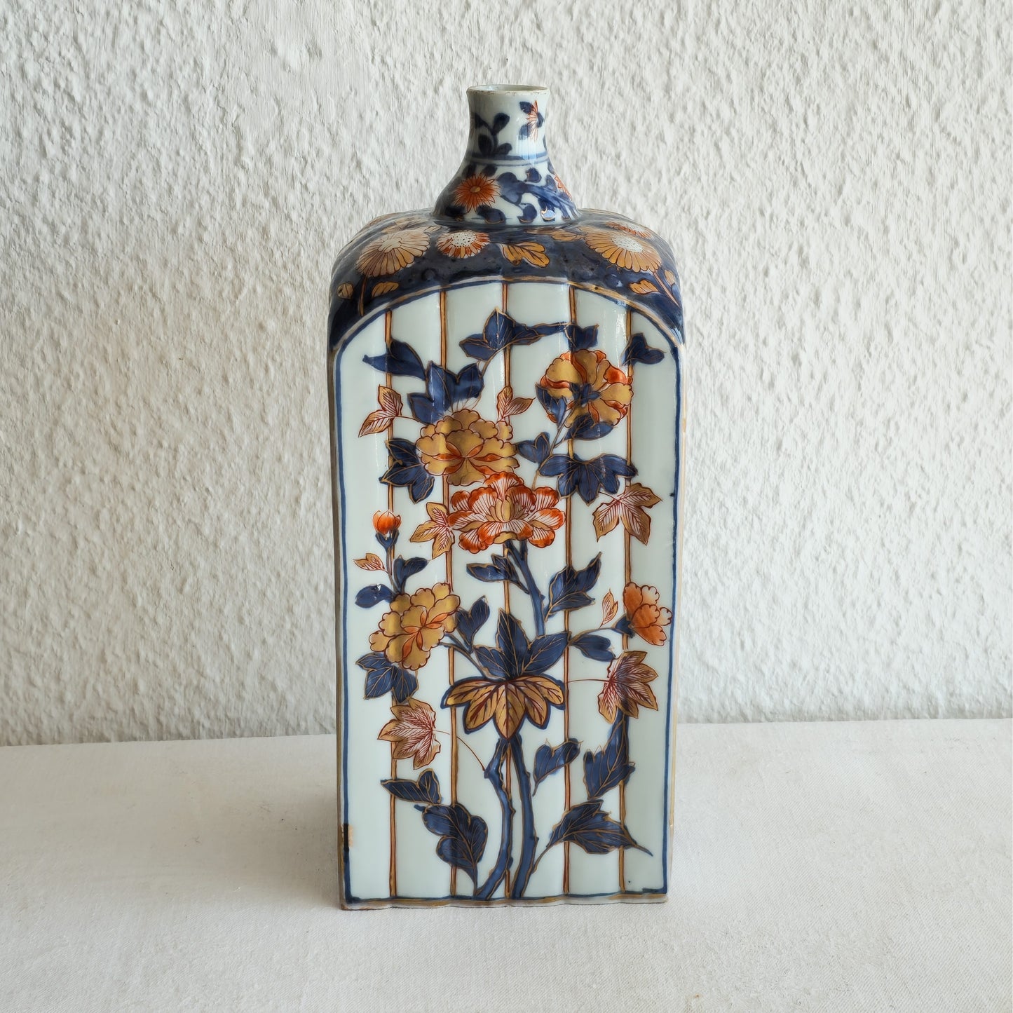 A JAPANESE IMARI PORCELAIN TOKKURI SAKE BOTTLE | EDO PERIOD, LATE 17TH CENTURY / EARLY 18TH CENTURY