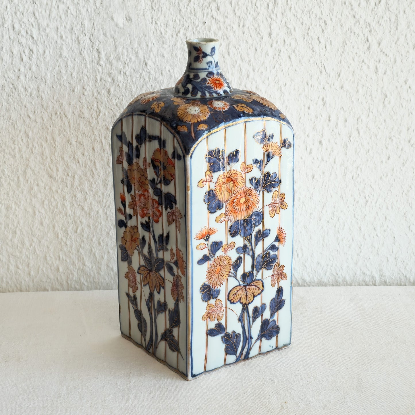 A JAPANESE IMARI PORCELAIN TOKKURI SAKE BOTTLE | EDO PERIOD, LATE 17TH CENTURY / EARLY 18TH CENTURY