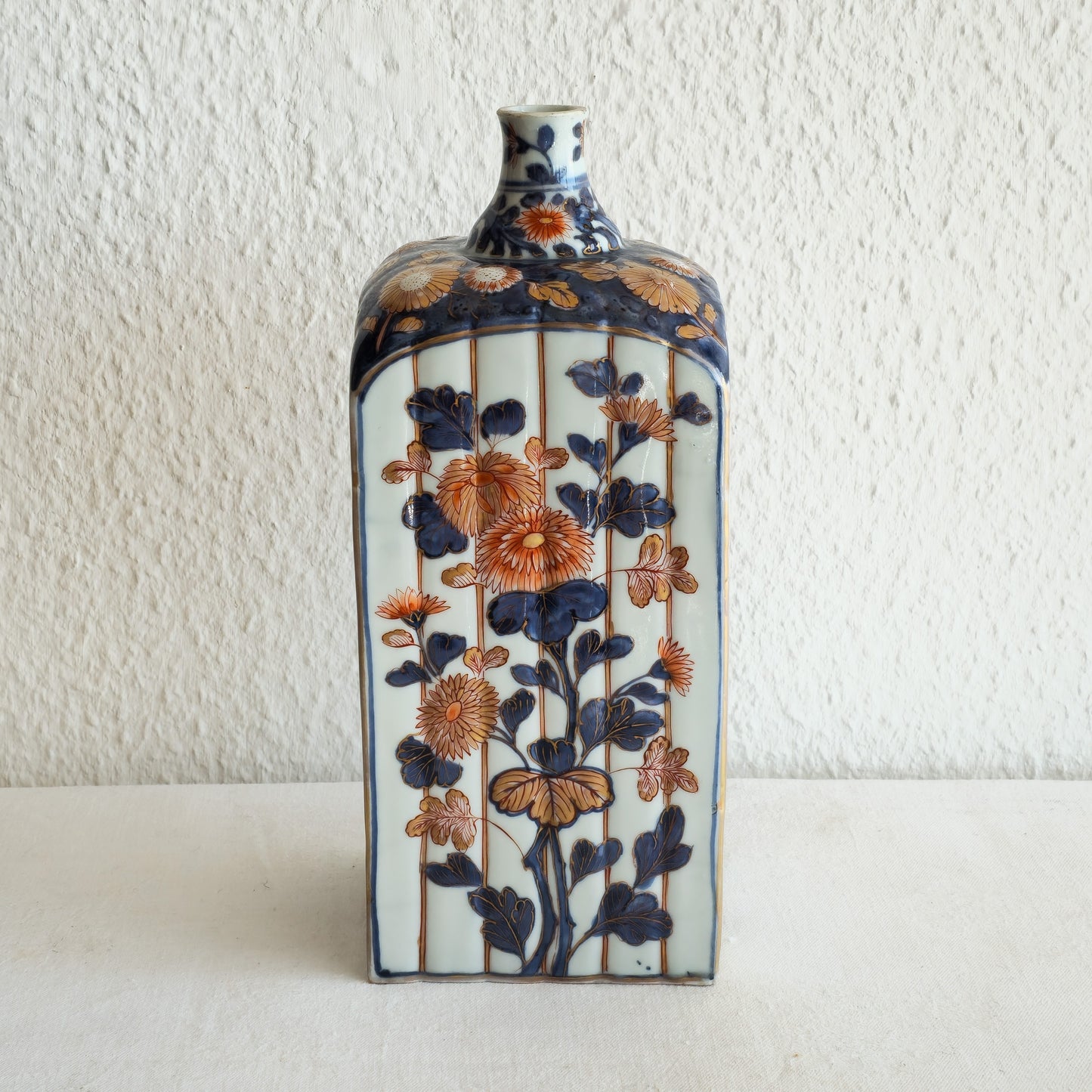 A JAPANESE IMARI PORCELAIN TOKKURI SAKE BOTTLE | EDO PERIOD, LATE 17TH CENTURY / EARLY 18TH CENTURY