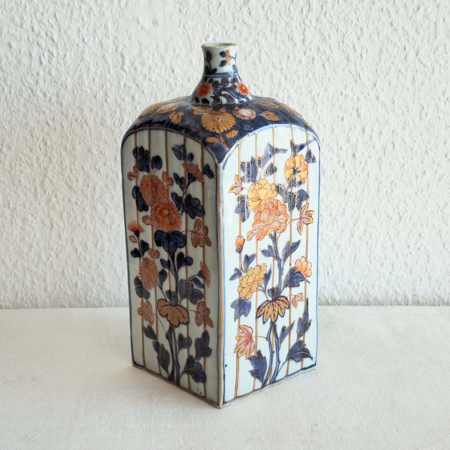 A JAPANESE IMARI PORCELAIN TOKKURI SAKE BOTTLE | EDO PERIOD, LATE 17TH CENTURY / EARLY 18TH CENTURY