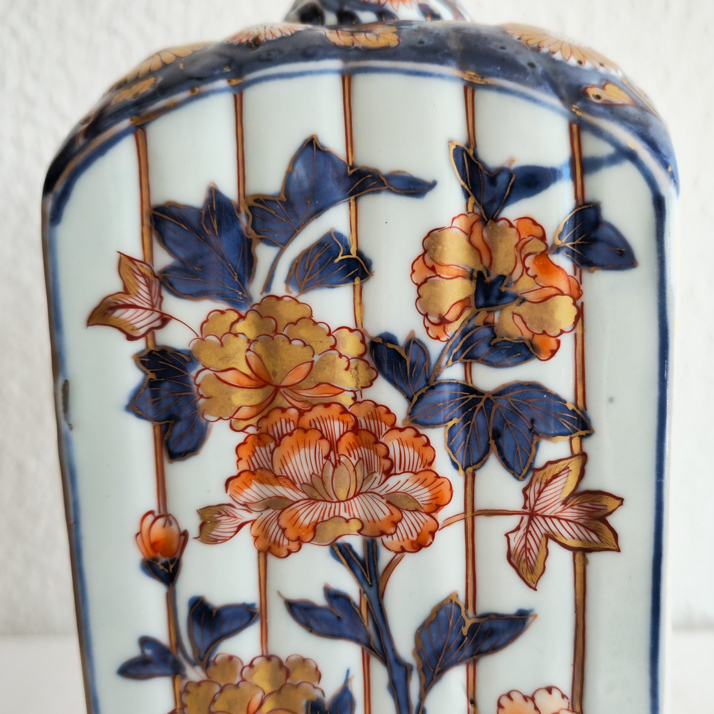 A JAPANESE IMARI PORCELAIN TOKKURI SAKE BOTTLE | EDO PERIOD, LATE 17TH CENTURY / EARLY 18TH CENTURY