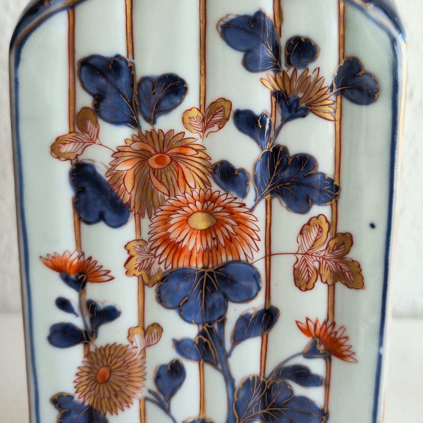 A JAPANESE IMARI PORCELAIN TOKKURI SAKE BOTTLE | EDO PERIOD, LATE 17TH CENTURY / EARLY 18TH CENTURY