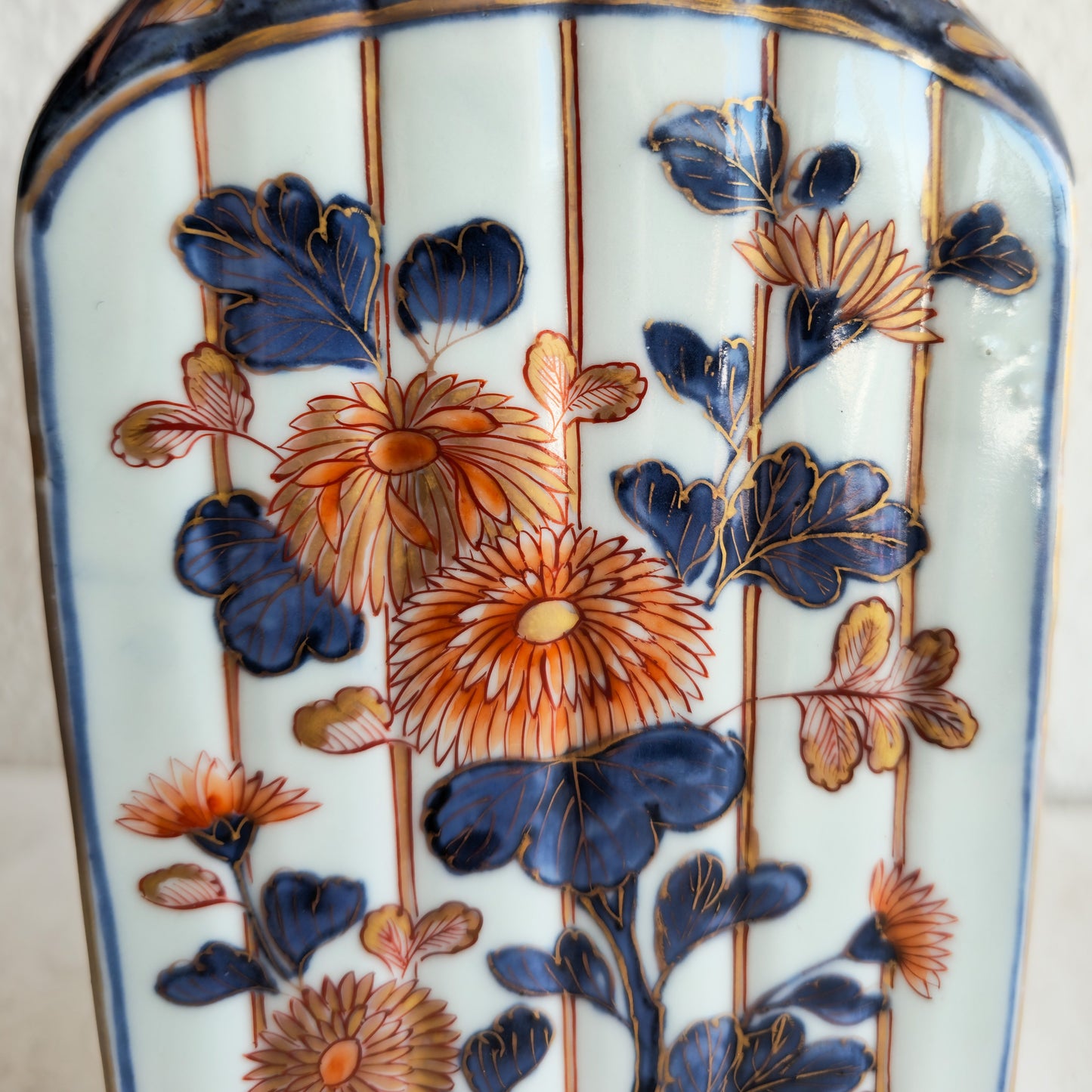 A JAPANESE IMARI PORCELAIN TOKKURI SAKE BOTTLE | EDO PERIOD, LATE 17TH CENTURY / EARLY 18TH CENTURY
