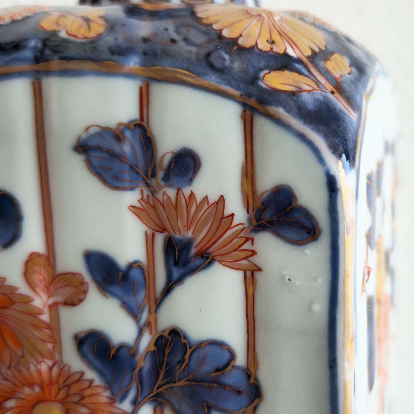 A JAPANESE IMARI PORCELAIN TOKKURI SAKE BOTTLE | EDO PERIOD, LATE 17TH CENTURY / EARLY 18TH CENTURY