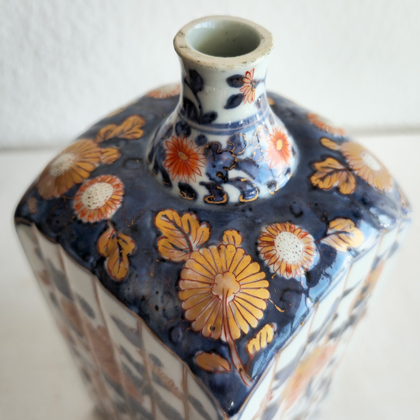 A JAPANESE IMARI PORCELAIN TOKKURI SAKE BOTTLE | EDO PERIOD, LATE 17TH CENTURY / EARLY 18TH CENTURY