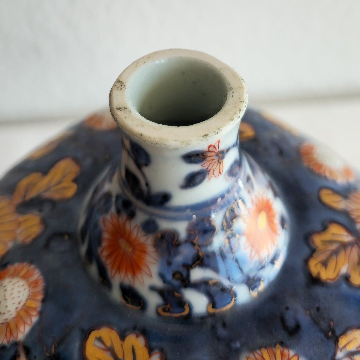 A JAPANESE IMARI PORCELAIN TOKKURI SAKE BOTTLE | EDO PERIOD, LATE 17TH CENTURY / EARLY 18TH CENTURY