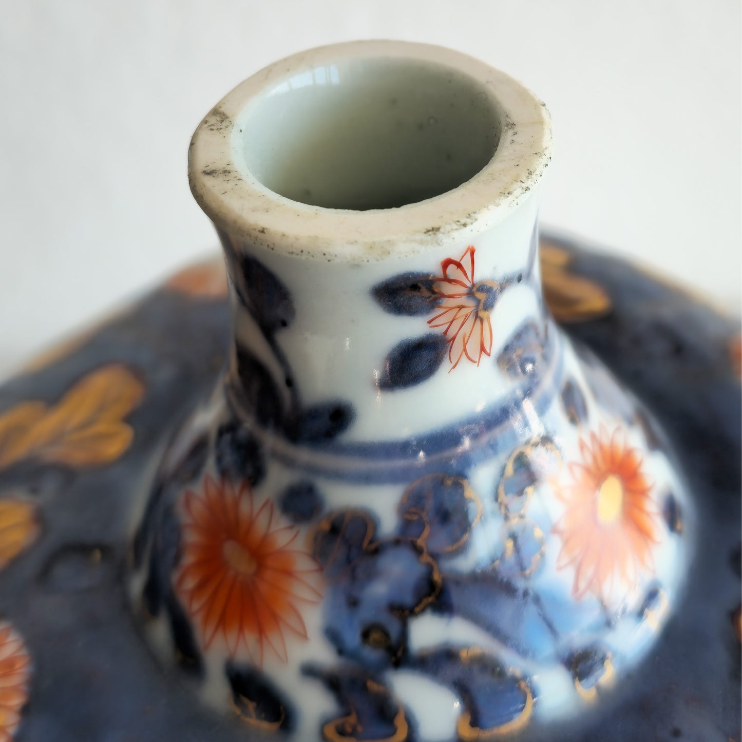 A JAPANESE IMARI PORCELAIN TOKKURI SAKE BOTTLE | EDO PERIOD, LATE 17TH CENTURY / EARLY 18TH CENTURY