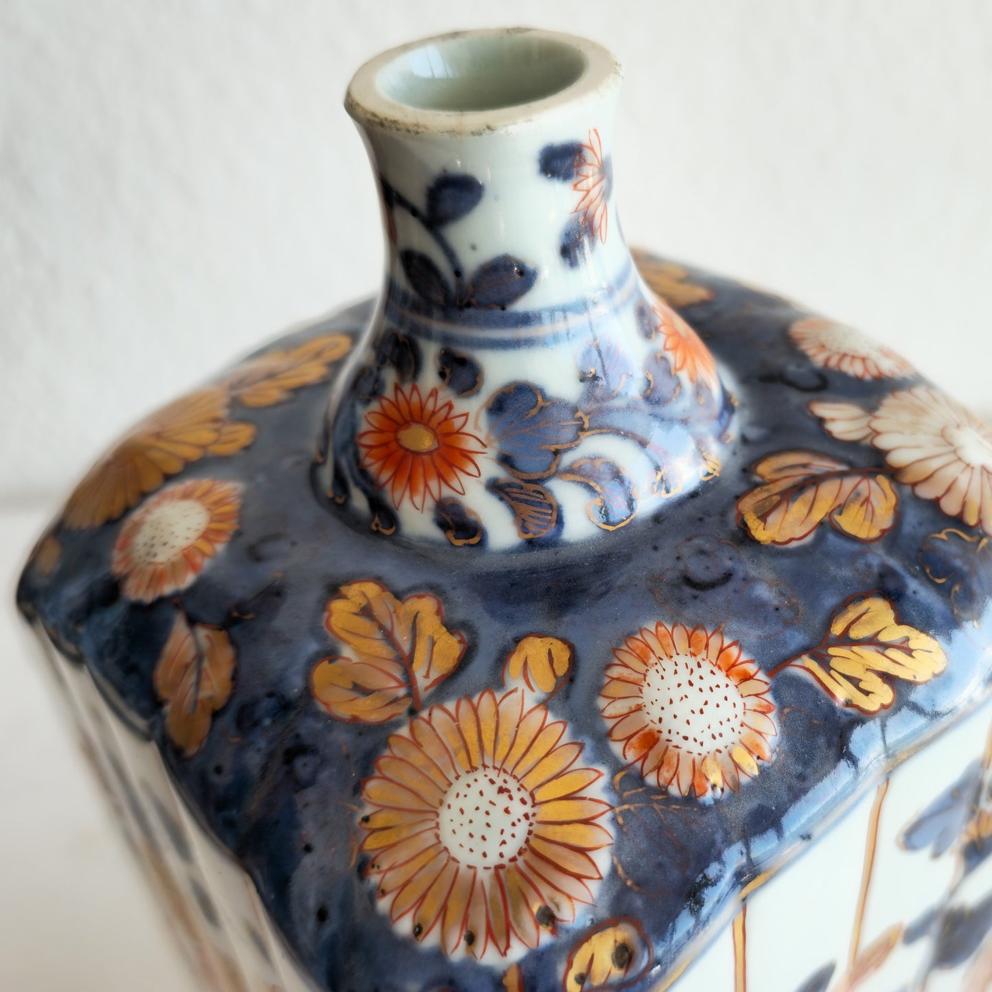 A JAPANESE IMARI PORCELAIN TOKKURI SAKE BOTTLE | EDO PERIOD, LATE 17TH CENTURY / EARLY 18TH CENTURY