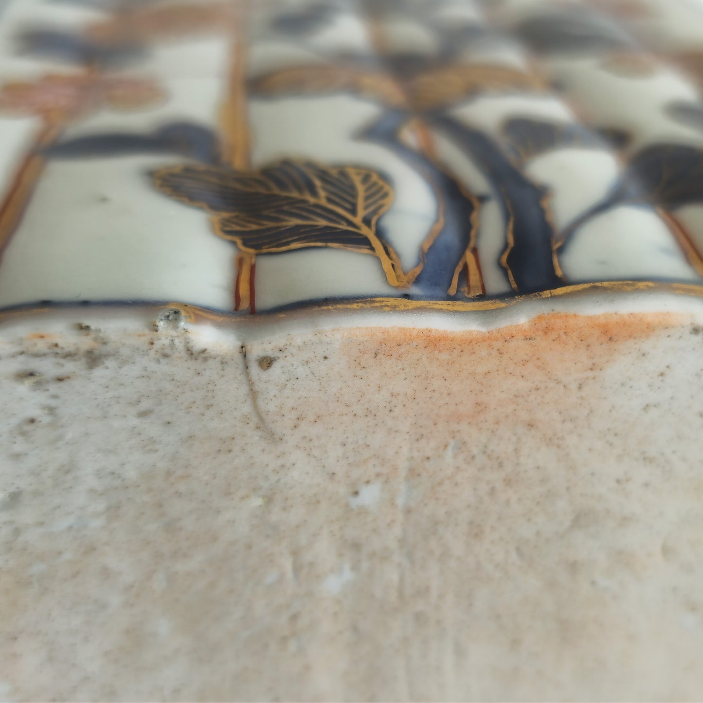 A JAPANESE IMARI PORCELAIN TOKKURI SAKE BOTTLE | EDO PERIOD, LATE 17TH CENTURY / EARLY 18TH CENTURY