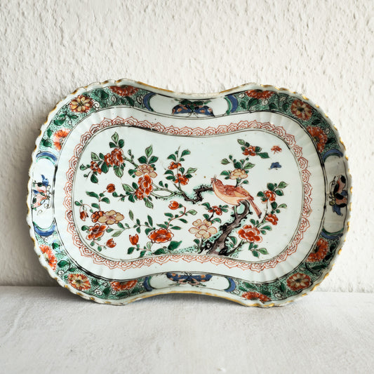 A CHINESE FAMILLE VERTE INGOT-SHAPED LOBED DISH | KANGXI PERIOD, EARLY 18TH CENTURY