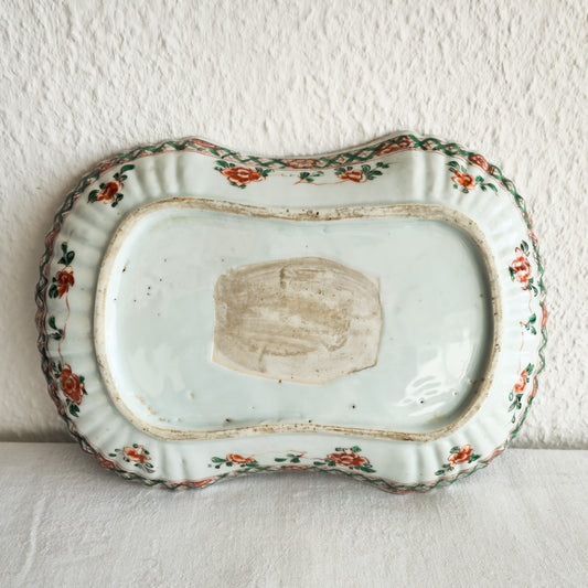 A CHINESE FAMILLE VERTE INGOT-SHAPED LOBED DISH | KANGXI PERIOD, EARLY 18TH CENTURY