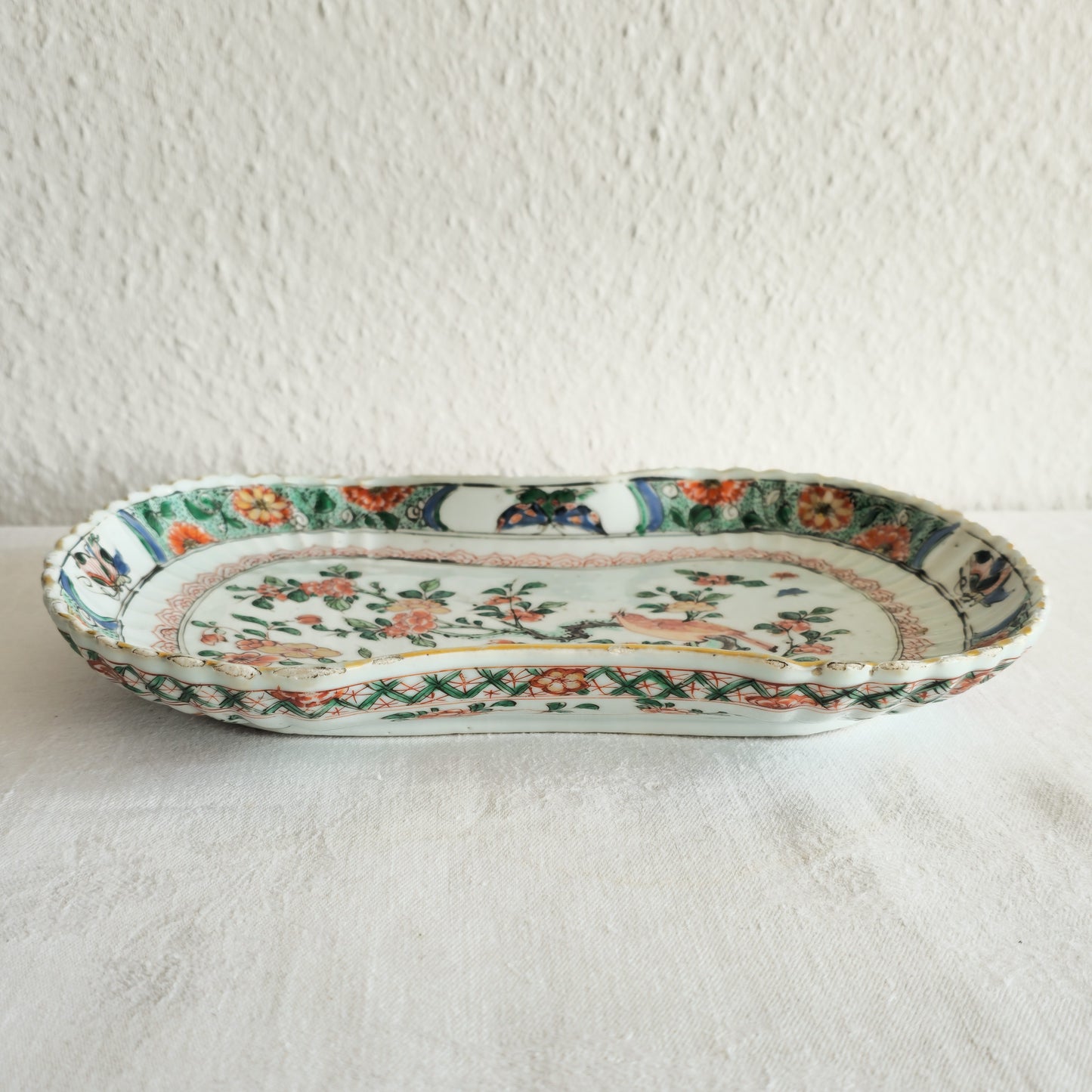 A CHINESE FAMILLE VERTE INGOT-SHAPED LOBED DISH | KANGXI PERIOD, EARLY 18TH CENTURY