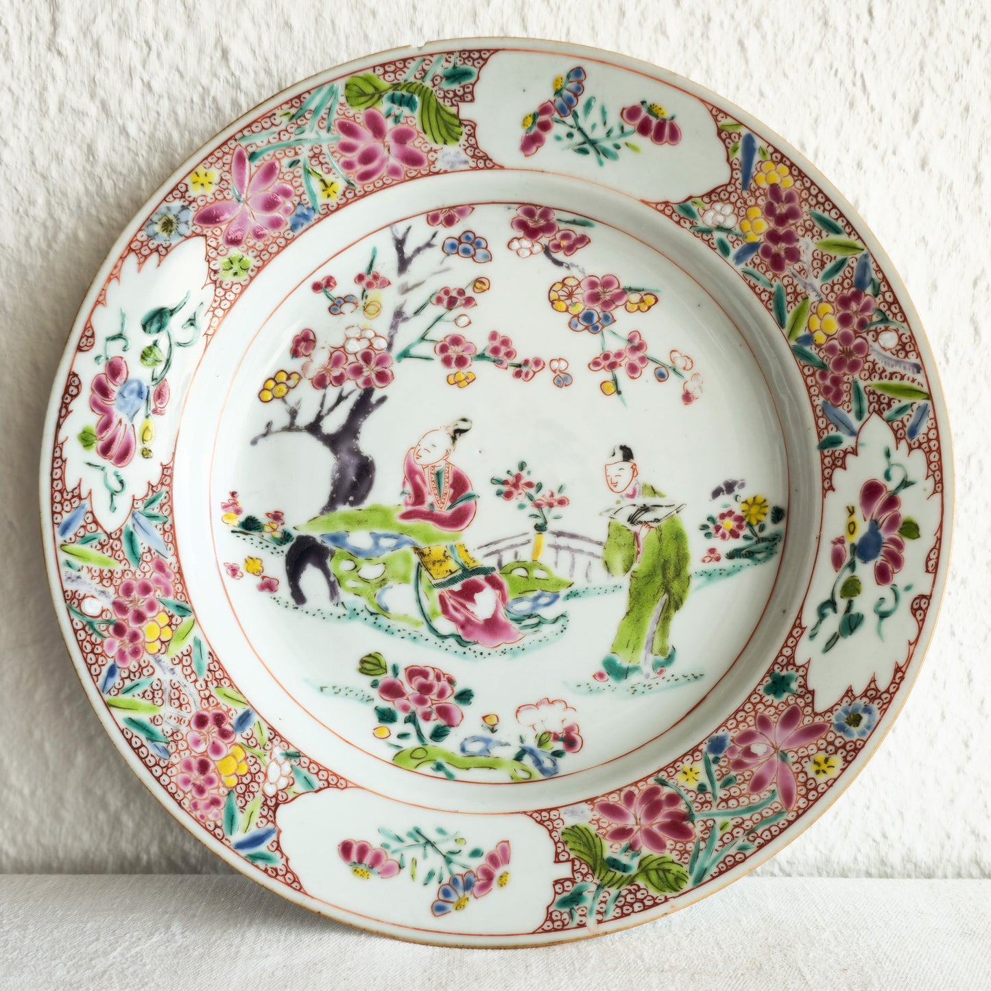 A CHINESE FAMILLE ROSE PORCELAIN PLATE WITH "GARDEN SCENE" | YONGZHENG PERIOD, 18TH CENTURY