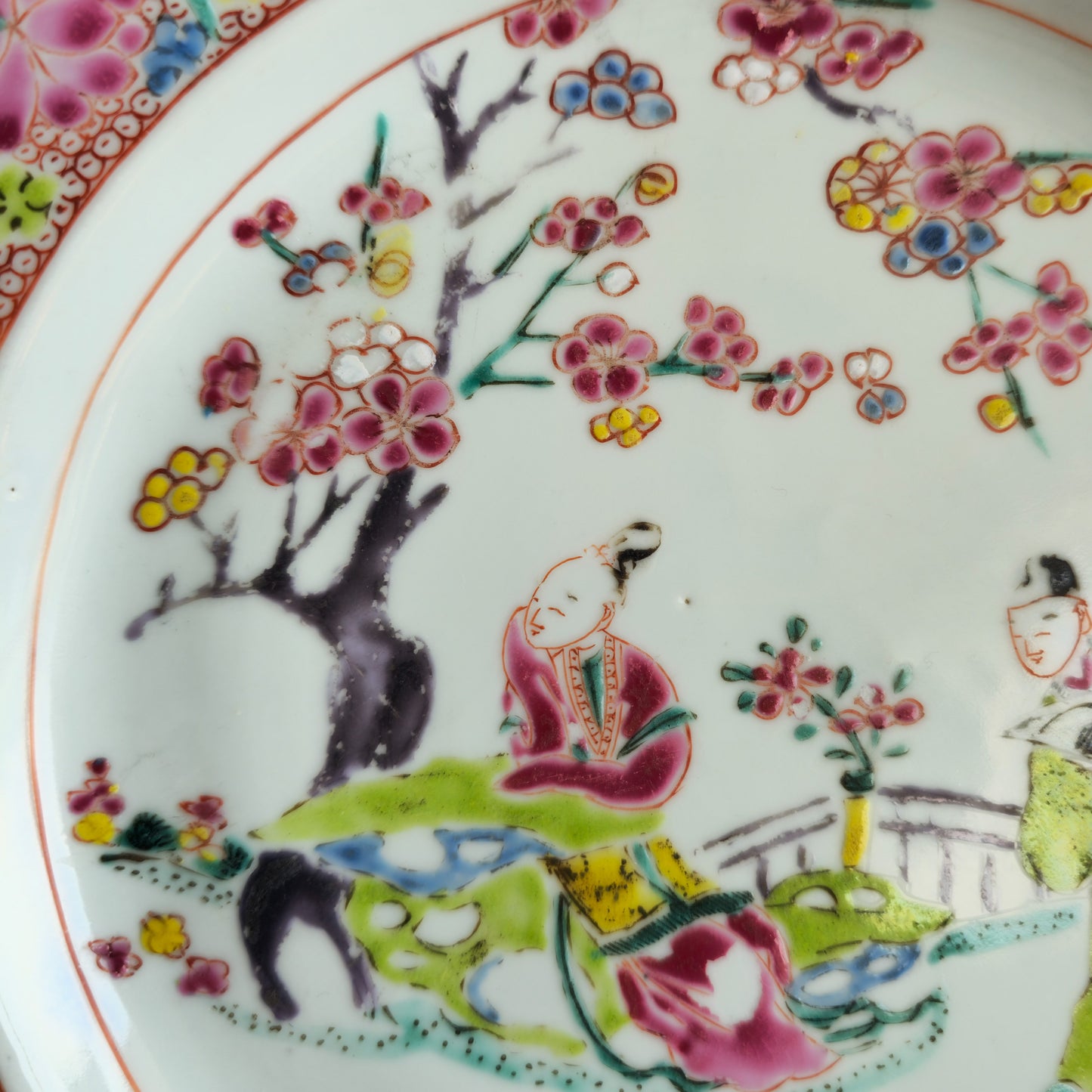 A CHINESE FAMILLE ROSE PORCELAIN PLATE WITH "GARDEN SCENE" | YONGZHENG PERIOD, 18TH CENTURY