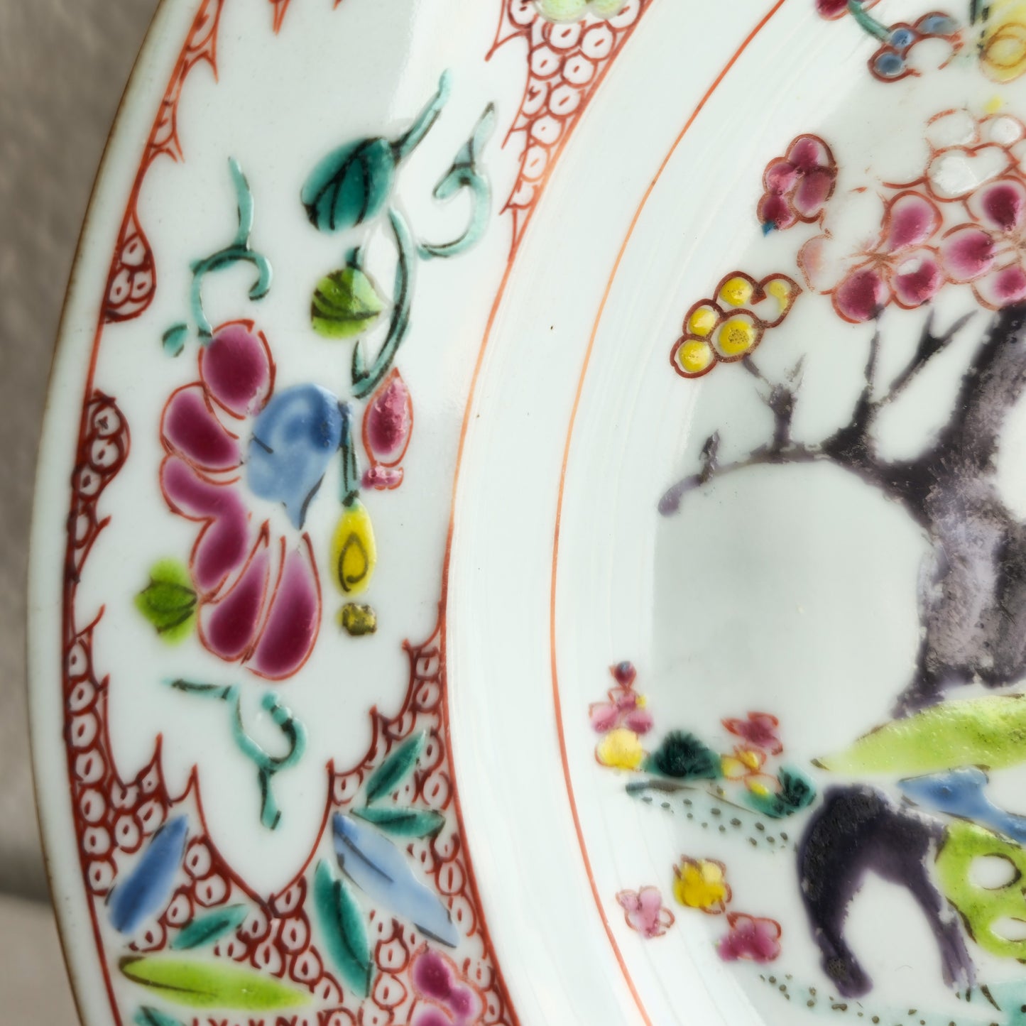 A CHINESE FAMILLE ROSE PORCELAIN PLATE WITH "GARDEN SCENE" | YONGZHENG PERIOD, 18TH CENTURY