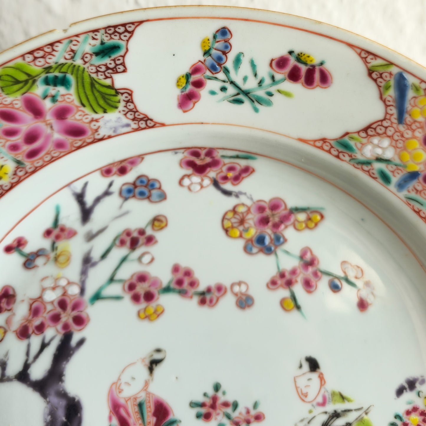 A CHINESE FAMILLE ROSE PORCELAIN PLATE WITH "GARDEN SCENE" | YONGZHENG PERIOD, 18TH CENTURY