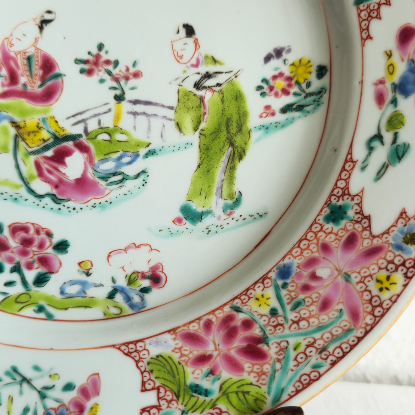 A CHINESE FAMILLE ROSE PORCELAIN PLATE WITH "GARDEN SCENE" | YONGZHENG PERIOD, 18TH CENTURY