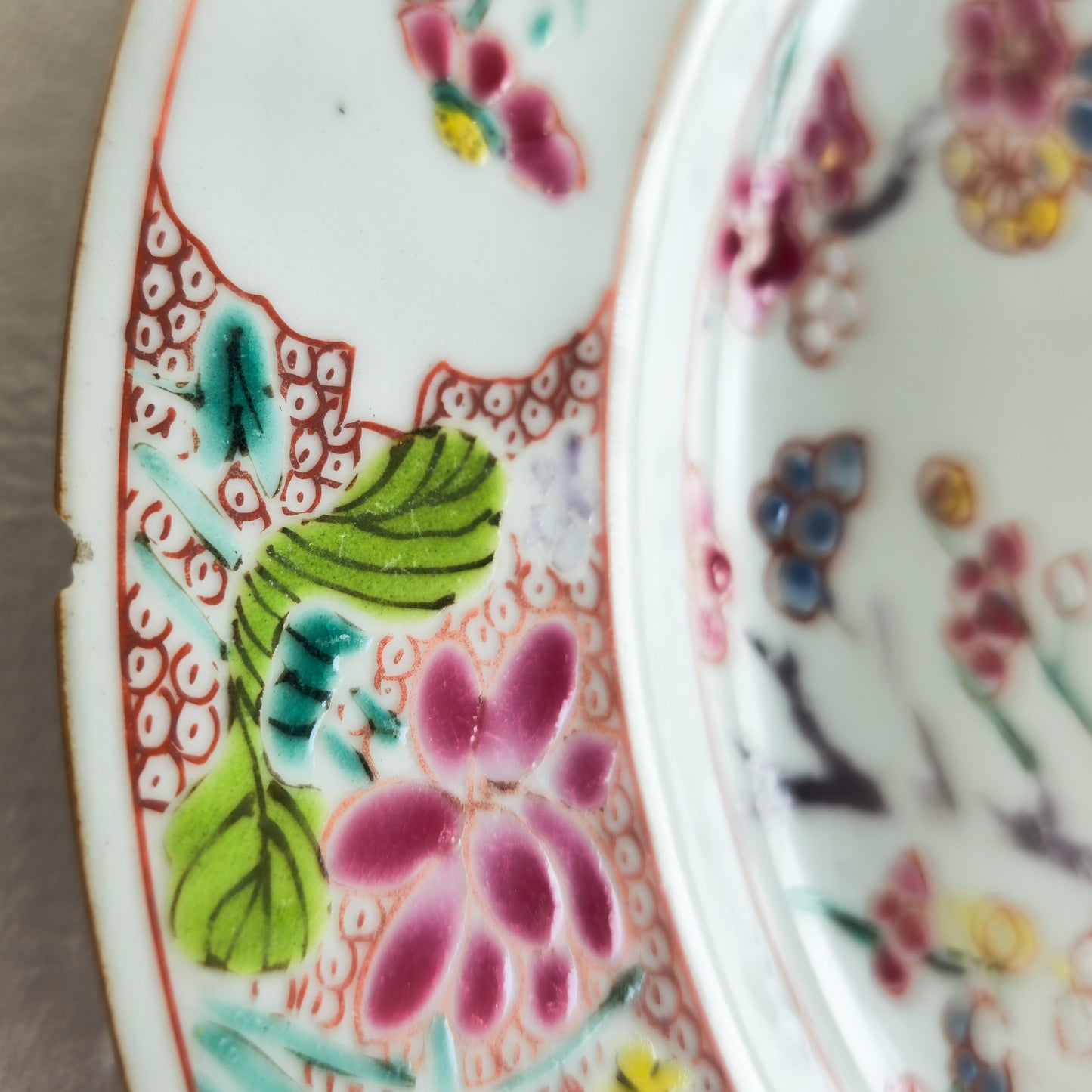 A CHINESE FAMILLE ROSE PORCELAIN PLATE WITH "GARDEN SCENE" | YONGZHENG PERIOD, 18TH CENTURY
