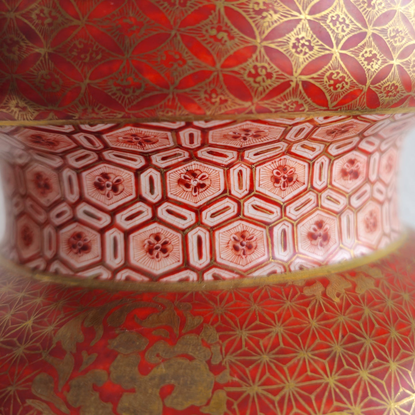 A PAIR OF JAPANESE KUTANI WARE VASES | MEIJI PERIOD, LATE 19TH CENTURY