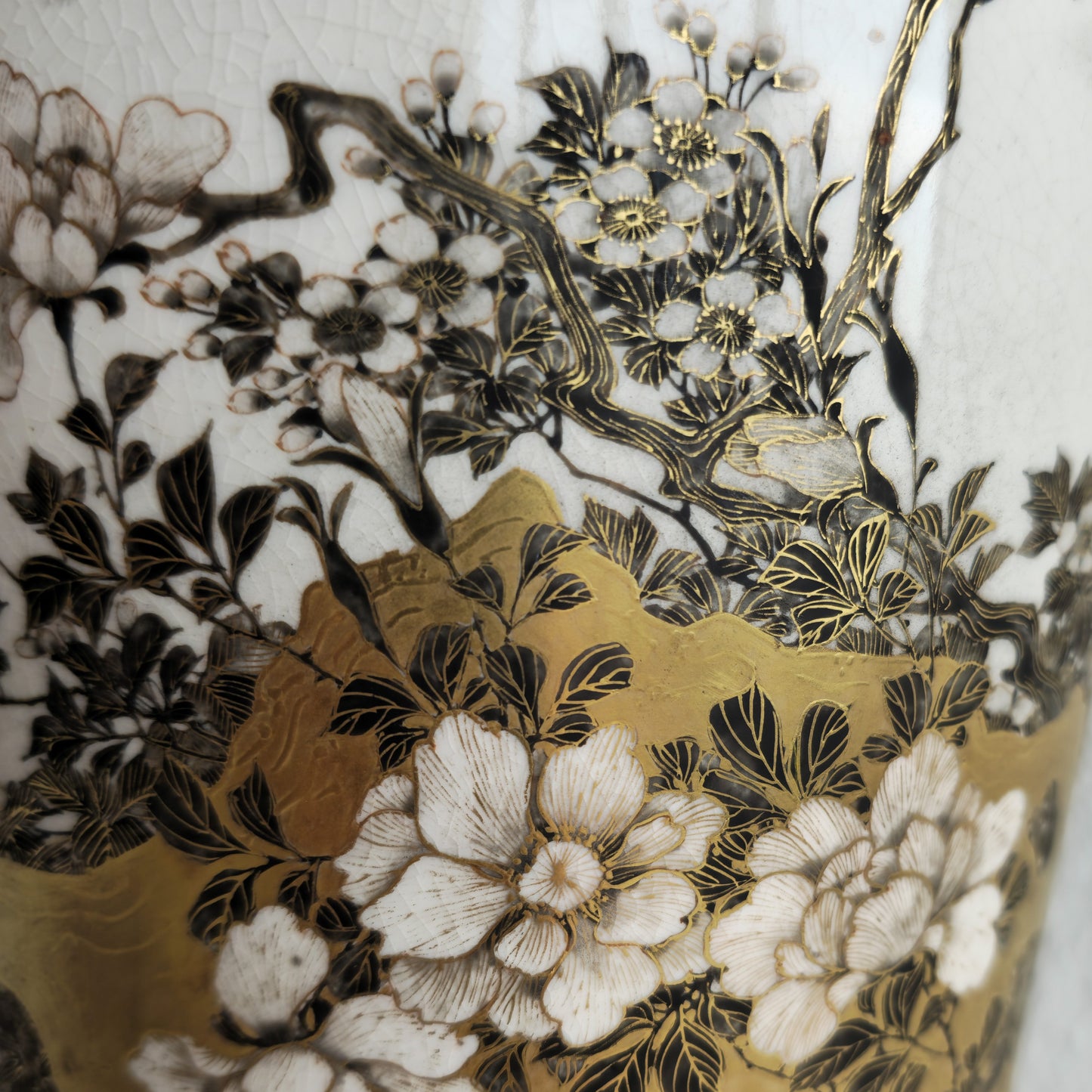 A PAIR OF JAPANESE KUTANI WARE VASES | MEIJI PERIOD, LATE 19TH CENTURY